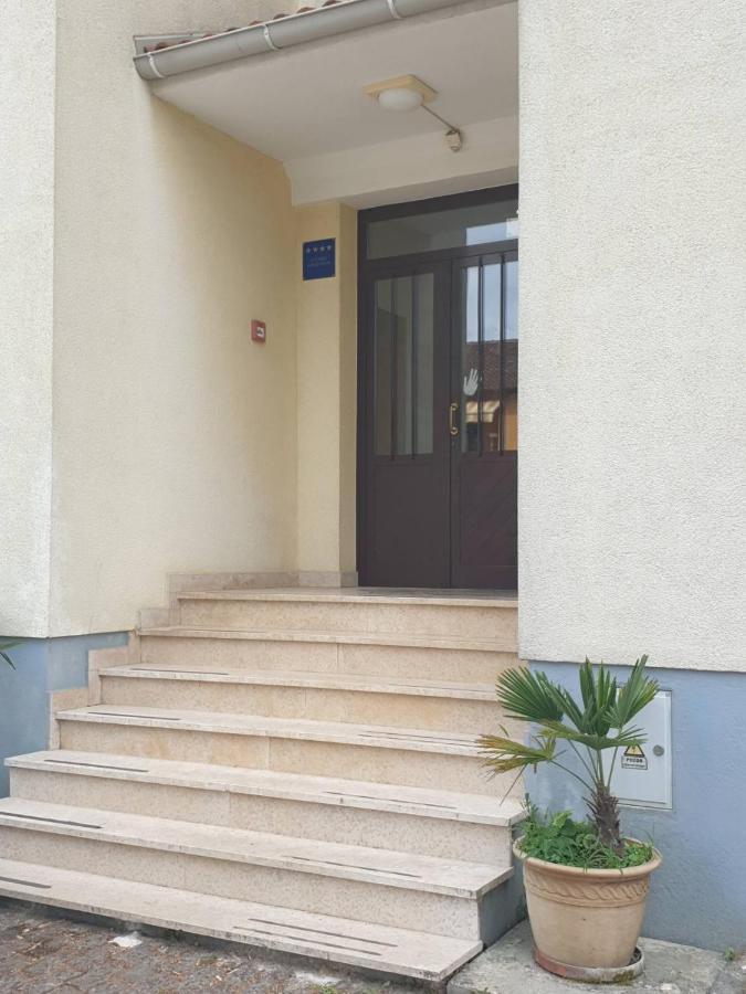 Apartment Lara Rovigno Esterno foto