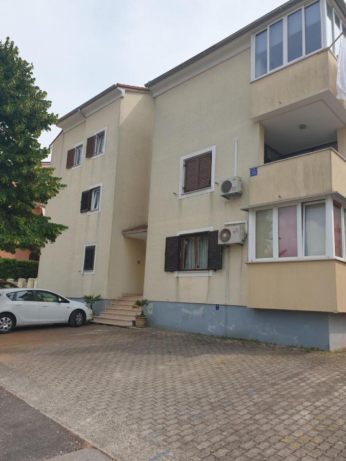 Apartment Lara Rovigno Esterno foto