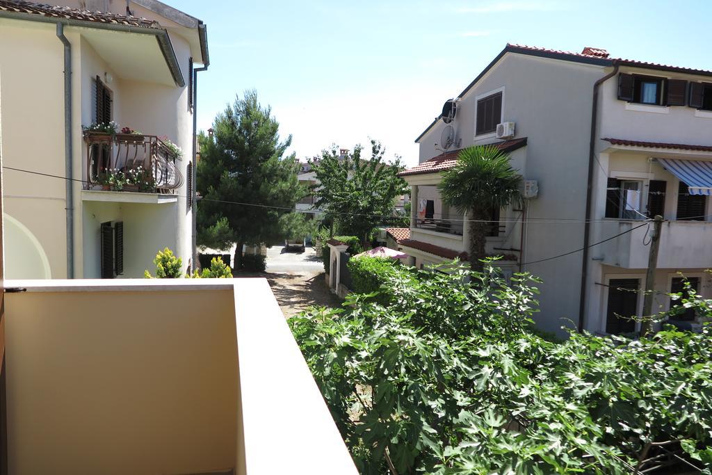 Apartment Lara Rovigno Esterno foto